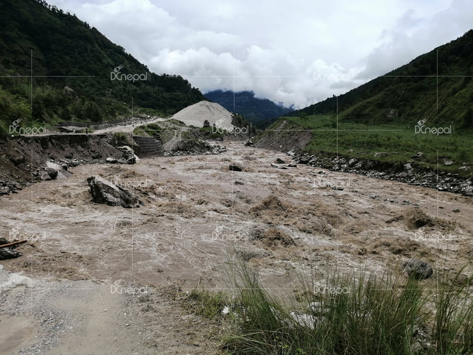 भोटेकोसीको बाढीले अरनिको राजमार्ग अवरुद्ध