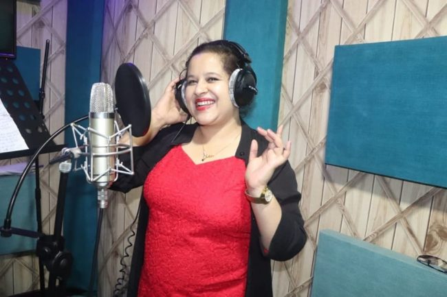गायिका इन्दिरा भट्टराईको स्वर रहेको तीजको गीत ‘नाचौं नाचौं’ बजारमा (भिडियो)