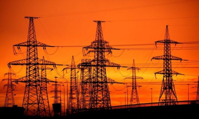 त्रियुगाखोलाको बाढीले पोल ढाल्दा तीन जिल्लामा विद्युत् अवरुद्ध