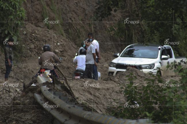 पहिरोले पृथ्वी राजमार्ग ठप्प, नौबीसेदेखि मलेखुसम्म सय बढी पहिरो, हेर्नुहोस् २० तस्वीर