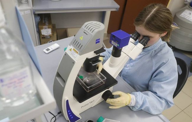 सङ्क्रमितको उपचारमा संलग्न स्वास्थ्यकर्मी भन्छन्, ‘सङ्क्रमितको उपचार गर्दै जाँदा आँट बढ्यो’