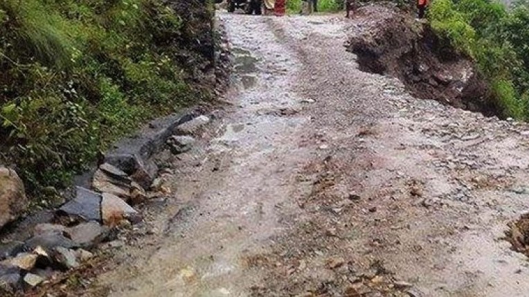 सञ्चालन भएनन् महोत्तरीका अवरुद्ध सडकखण्ड