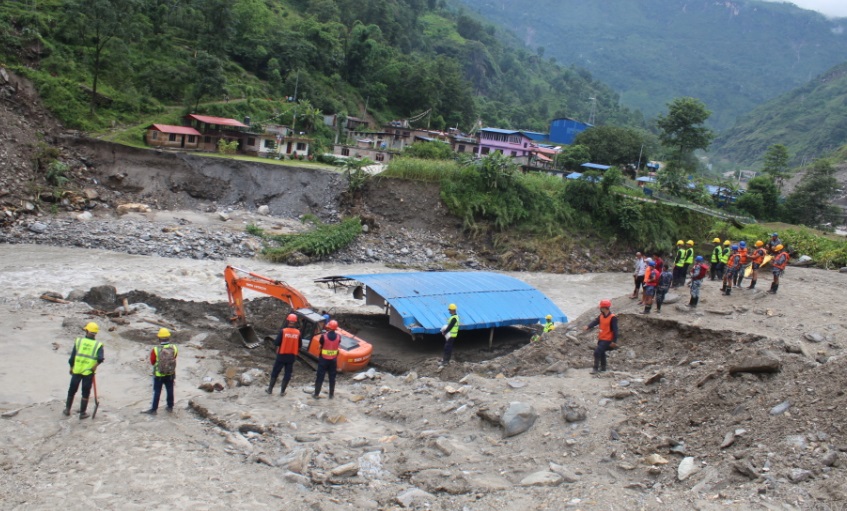 सिन्धुपाल्चोक बाढीपहिरोमा बेपत्ता २० जनाको खोजीकार्य जारी, नदीले बगाएको आशङ्का