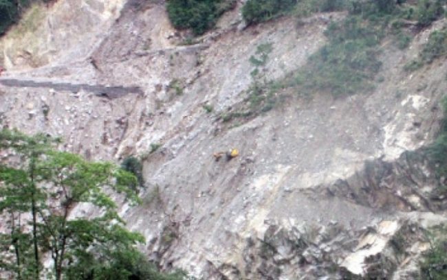 सङ्खुवासभाको विभिन्न स्थानमा पहिरो, भोटखोला जाने सडक अवरुद्ध