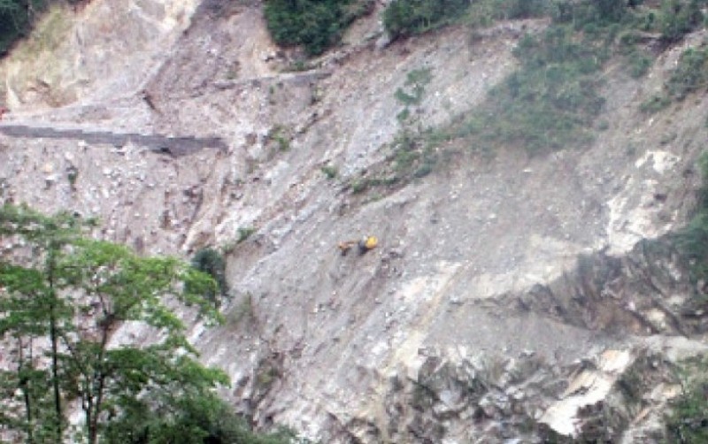 सङ्खुवासभाको विभिन्न स्थानमा पहिरो, भोटखोला जाने सडक अवरुद्ध