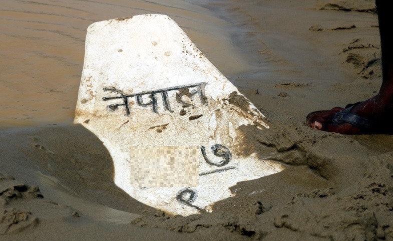 वर्षाका कारण बेलौरीको सीमास्तम्भ ढल्यो