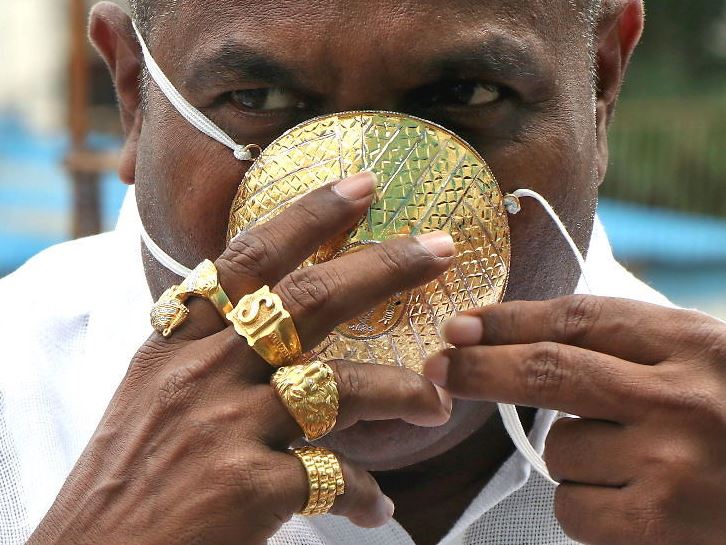 कोरोनाबाट बच्न सुनको मास्क बनाएर लगाउने शंकर को हुन् ?