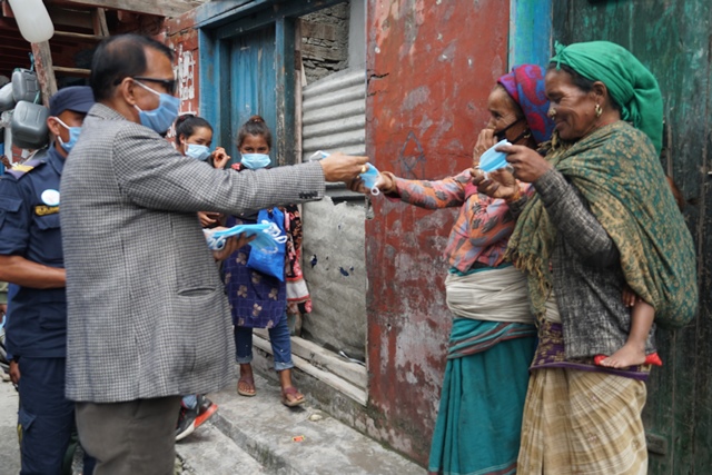 रेडक्रस, सिडियो र डिएसपीले बाँडे बजारमा हिडनेलाई मास्क