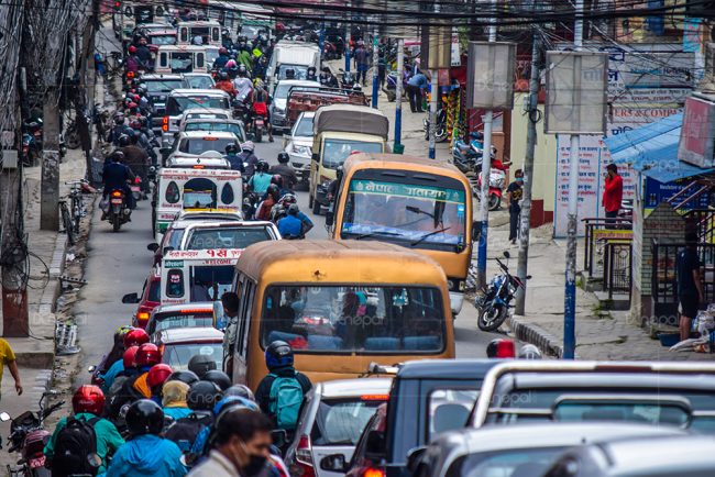 कोरोनाको जोखिम बढिरहेका बेला काठमाडौंका सडकमा सवारी जाम (फोटोफिचर)
