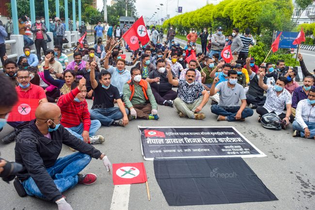 पेट्रोलियम पदार्थको मूल्य वृद्वि खारेज गर्न माग राख्दै नेविसंघको प्रदर्शन (फोटो फिचर)