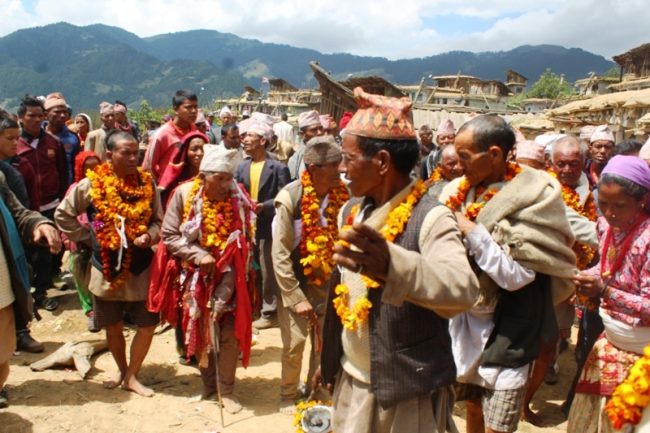 सुरक्षाकर्मी सहितको टोली गाथ लिएर हिड्यो छायाँनाथ धाम