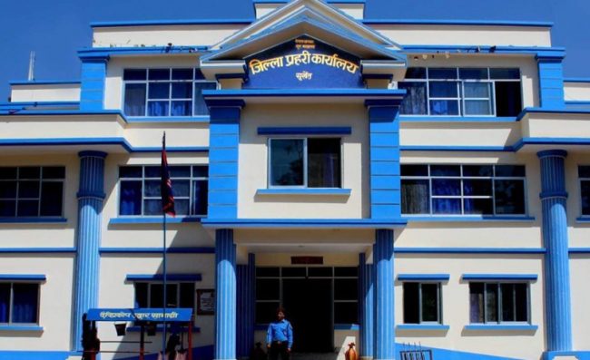 सुर्खेत प्रहरीद्वारा मास्क नलगाउनेलाई जरिवाना