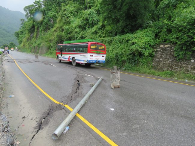 नारायणगढ–मुग्लिन सडक झन् धसियो