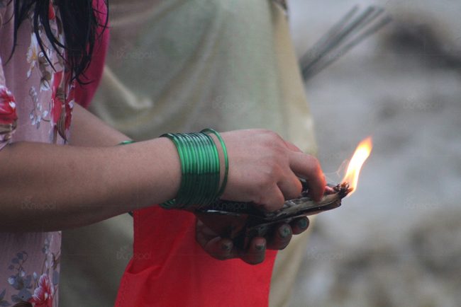 लकडाउनले नछेकेको आस्था : साउनको पहिलो सोमबार पशुपतिमा चहलपहल (फोटो फिचर)