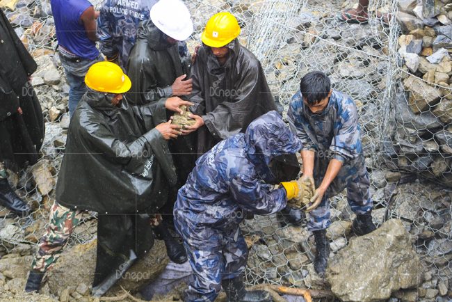 पहिरोले अवरुद्ध पृथ्वी राजमार्ग धमाधम मर्मत हुँदै (फोटो फिचर)