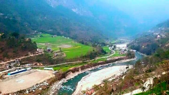 वर्षौदेखि जोखिममा बगरफाँटः शिरानमा पहिरो, पुछारमा नदीकटान