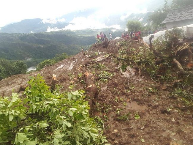 दुर्लुङका पहिरो पीडितलाई तमु समाज युकेकाे सहयोग