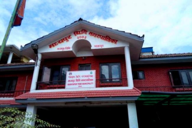 नगरपालिकाद्वारा एकेडेमीलाई खेलकूद सामग्री हस्तान्तरण