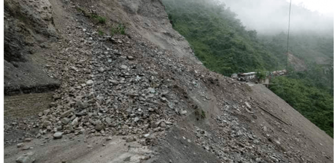 वर्षातले कालिकोट, सुर्खेत र दैलेखमा राजमार्ग अवरुद्ध