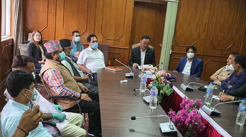 सार्वजनिक यातायात सञ्चालनः गाडी सडकमा ल्याउने वातावरण बनाइदिन व्यवसायीको माग