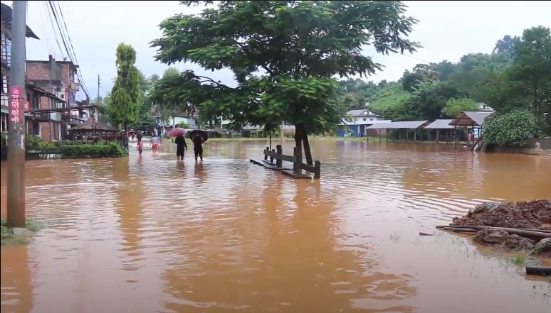डुब्यो तुम्लिङटार, तीन घर भत्किए
