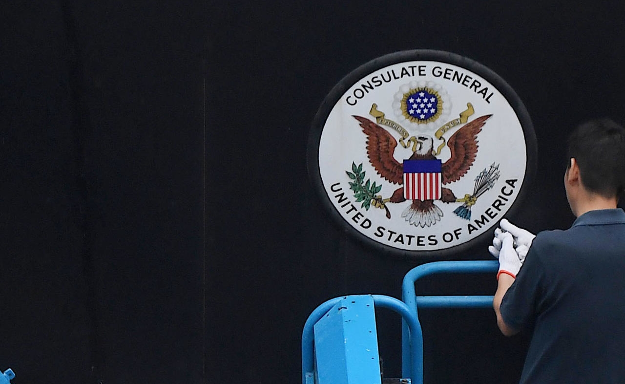 चीनले बन्द गर्न आदेश दिएपछि अमेरिकी वाणिज्यदूतावास खाली गर्न थालियो