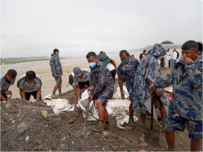 अविरल वर्षाको कारण बाढी तथा डुवानमा परेकाहरुको एपीएफ टोलीद्वारा उद्वार