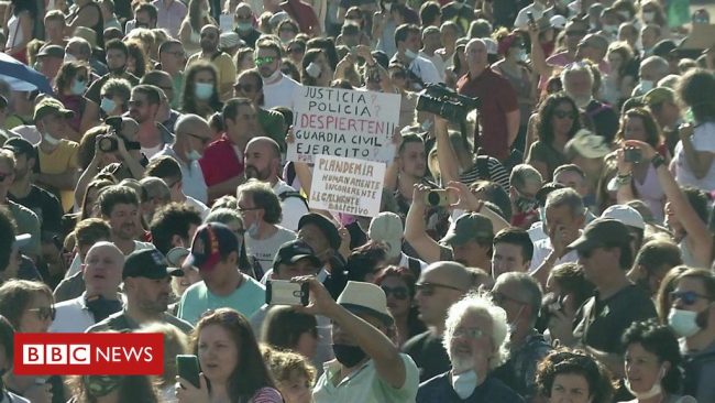 मास्क लगाउने नियमको विरोधमा सयौं प्रदर्शनकारी सडकमा उत्रिए