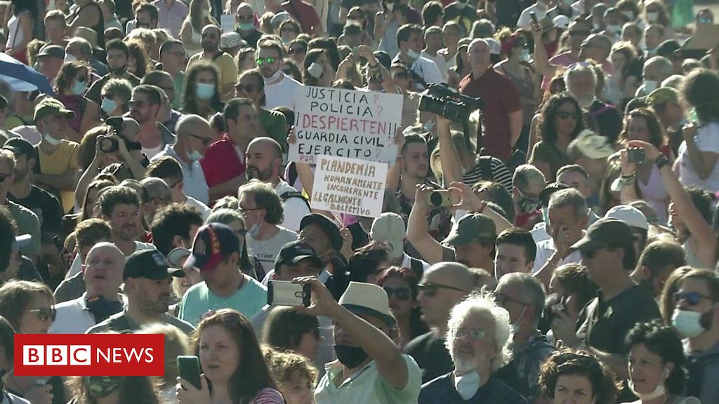 मास्क लगाउने नियमको विरोधमा सयौं प्रदर्शनकारी सडकमा उत्रिए