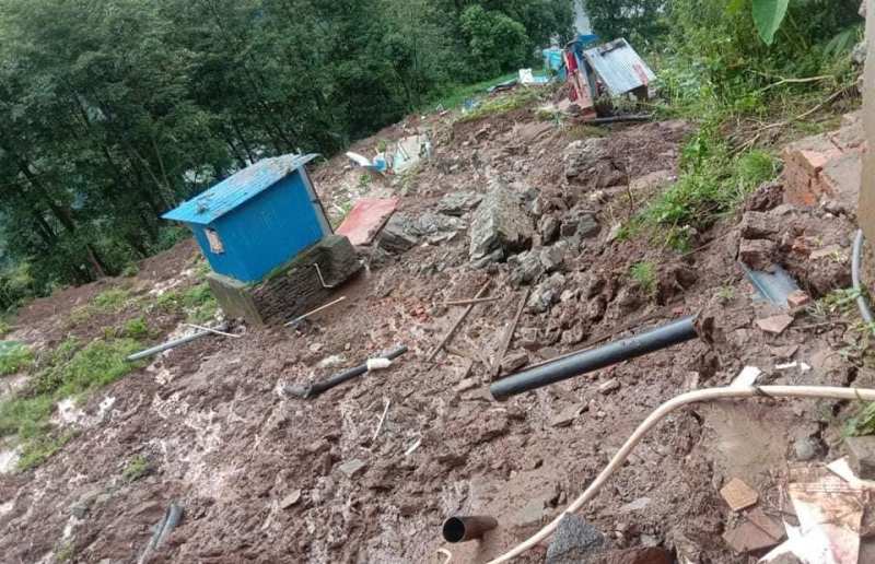 मेलम्चीमा कामदार बसेको घर पहिरोले पुरिँदा आठ जना बेपत्ता