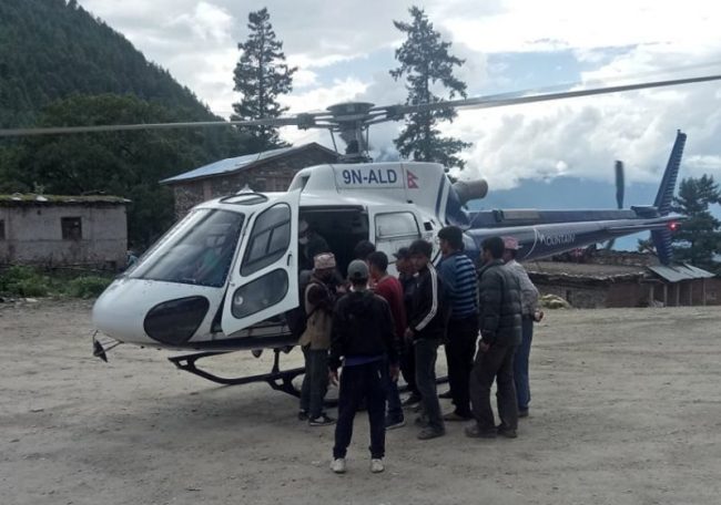 कुटपिटबाट घाईते शिक्षकको हेलिकप्टरबाट उद्धार