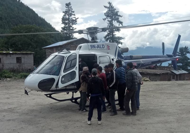 कुटपिटबाट घाईते शिक्षकको हेलिकप्टरबाट उद्धार
