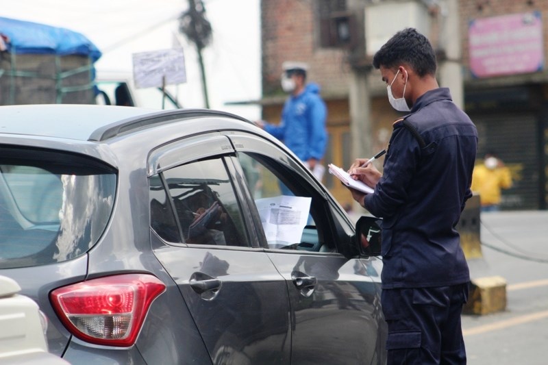 उपत्यकाका सबै नाकामा कडा चेकजाँच, काठमाडौं आउन पिसिआर रिपोर्ट अनिवार्य