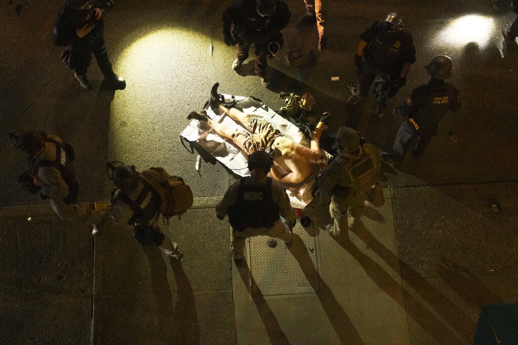 ट्रम्पका समर्थकको जुलुस र प्रंदर्शनकारीहरुबीच झडप हुँदा एक जनालाई गोली हानेर मारियो