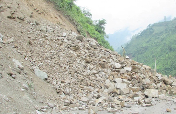 सुख्खा पहिरो खस्दा सडक मर्मत अवरुद्ध