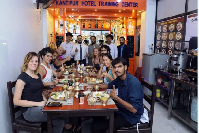 विदेशी पर्यटकले बनाउन सिके ‘नेपाली थाली’