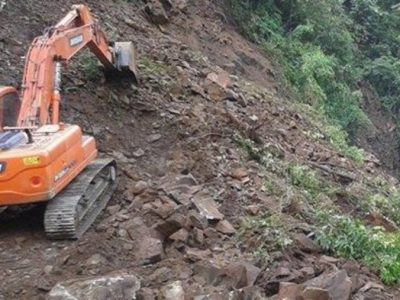 नारायणगढ–मुग्लिन सडकमा पहिरो पन्छाउने उपकरण तयारी अवस्थामा