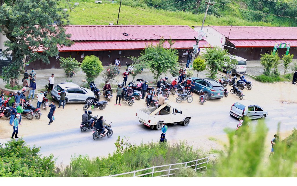 चोभारमा जोर–बिजोर जाँच गर्दै प्रहरी