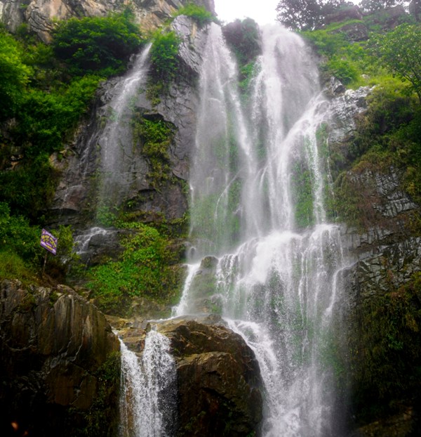 मृदुङ्गा झरनामा आन्तरिक पर्यटकको घुइँचो