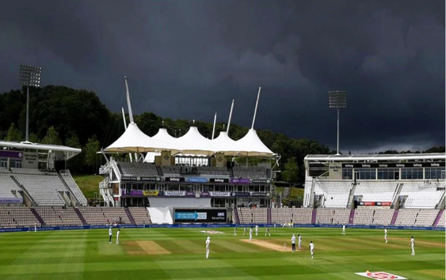 ईङल्यान्ड पाकिस्तान टेस्ट : बर्षाले प्रभावित चौंथो दिनको खेलमा पाकिस्तानले २ विकेट गुमाएर बनायो १०० रन