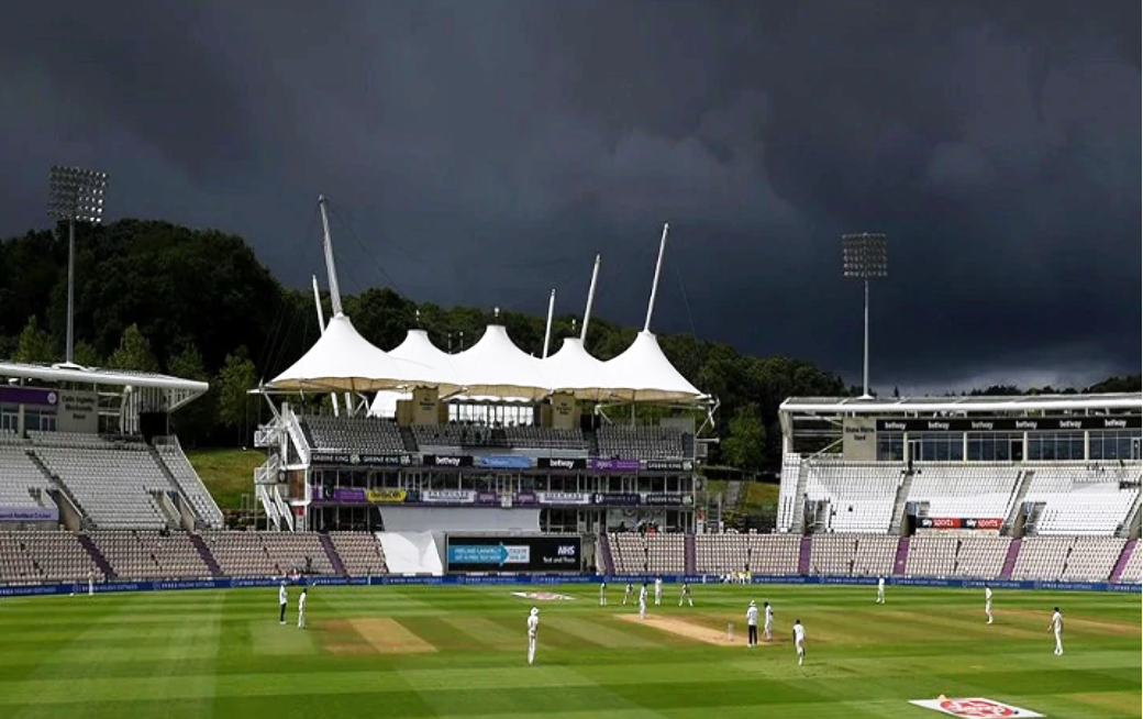 ईङल्यान्ड पाकिस्तान टेस्ट : बर्षाले प्रभावित चौंथो दिनको खेलमा पाकिस्तानले २ विकेट गुमाएर बनायो १०० रन