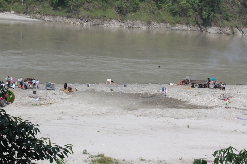 सालको दाउरा ढुवानीमा रोक लागेसँगै देवघाटमा दाहसंस्कारका लागि दाउराको अभाव