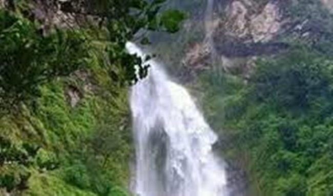 निन्दा झरनामा गर्मी छल्न आन्तरिक पर्यटकको घुइँचो