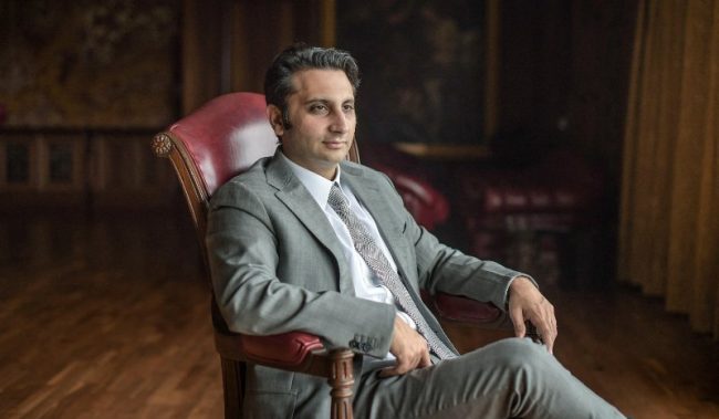 एक खर्बपति व्यवसायी जसले कोरोना भाइरसको खोप उत्पादनमा सहयोग गर्दैछन्