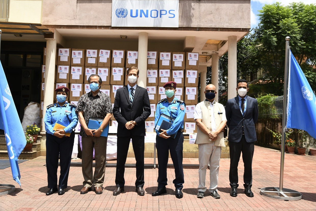 प्रहरीलाई स्वास्थ्य सामग्री सहयोग