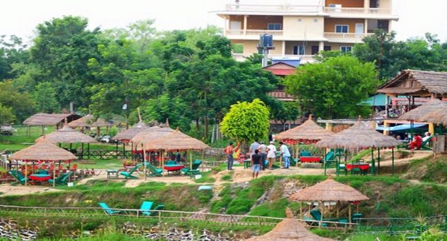 सौराहामा होटल खुले, ग्राहक आएनन्