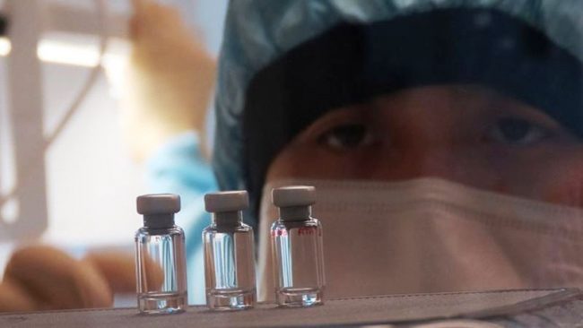 वैज्ञानिकहरूको टाउको दुखाइः विश्वका ७ अर्ब मानिसलाई कोरोनाभाइरसको खोप कसरी दिने ?