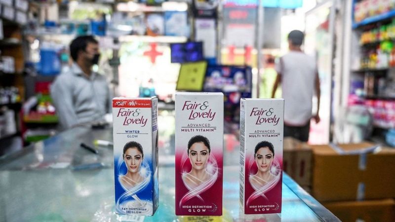 छालाको रङ्गका आधारमा हुने विभेदविरुद्ध लडाइँ गरिरहेका मानिसहरू