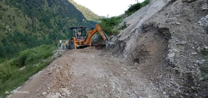 वर्षाले अवरुद्ध ग्रामिण सडक खोल्दै नगरपालिका