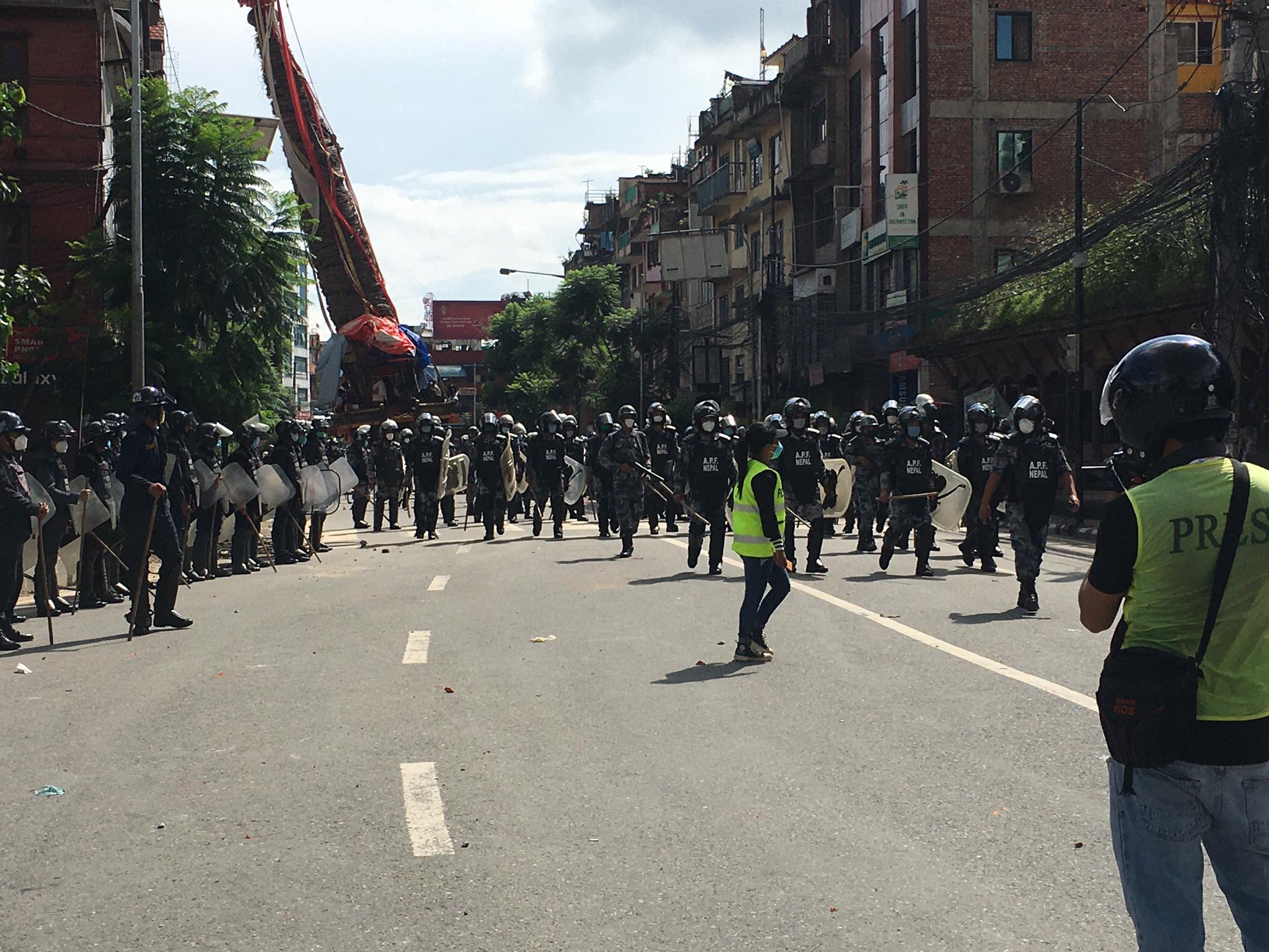 ललितपुरमा मछिन्द्रनाथको रथ तानिरहेका युवाहरुमाथि प्रहरी हस्तक्षेप